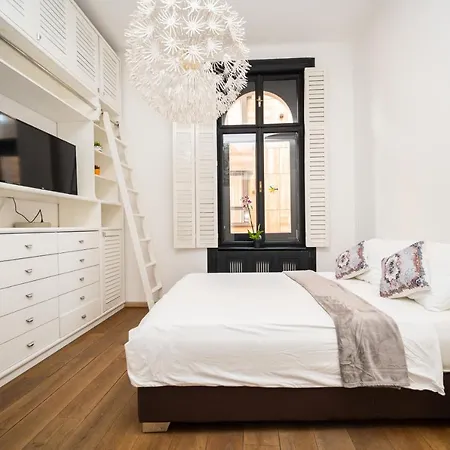 Spacious Luxury 200 Sqm In Center