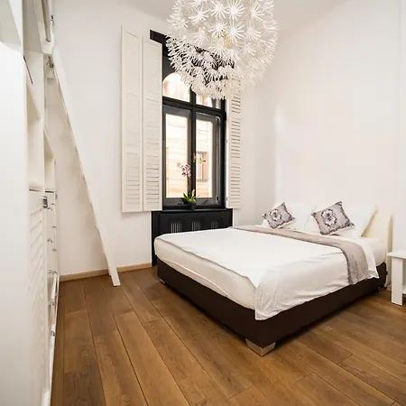 Spacious Luxury 200 Sqm In Center